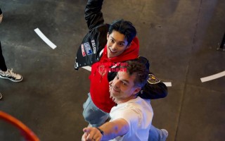 德信app下载-NBA明星大会举行，球星代表队伍发言