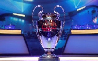 德信体育app下载-欧冠比赛现场气氛热烈，球迷热情高涨