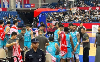 德信app下载-青岛队努力训练，为迎接新一轮比赛做准备