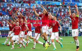 德信app下载-欧预赛比赛场面精彩绝伦，球队灵活多变