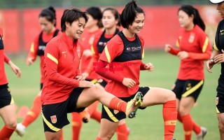 德信体育-国际足球比赛中，中国女足队员夺得冠军