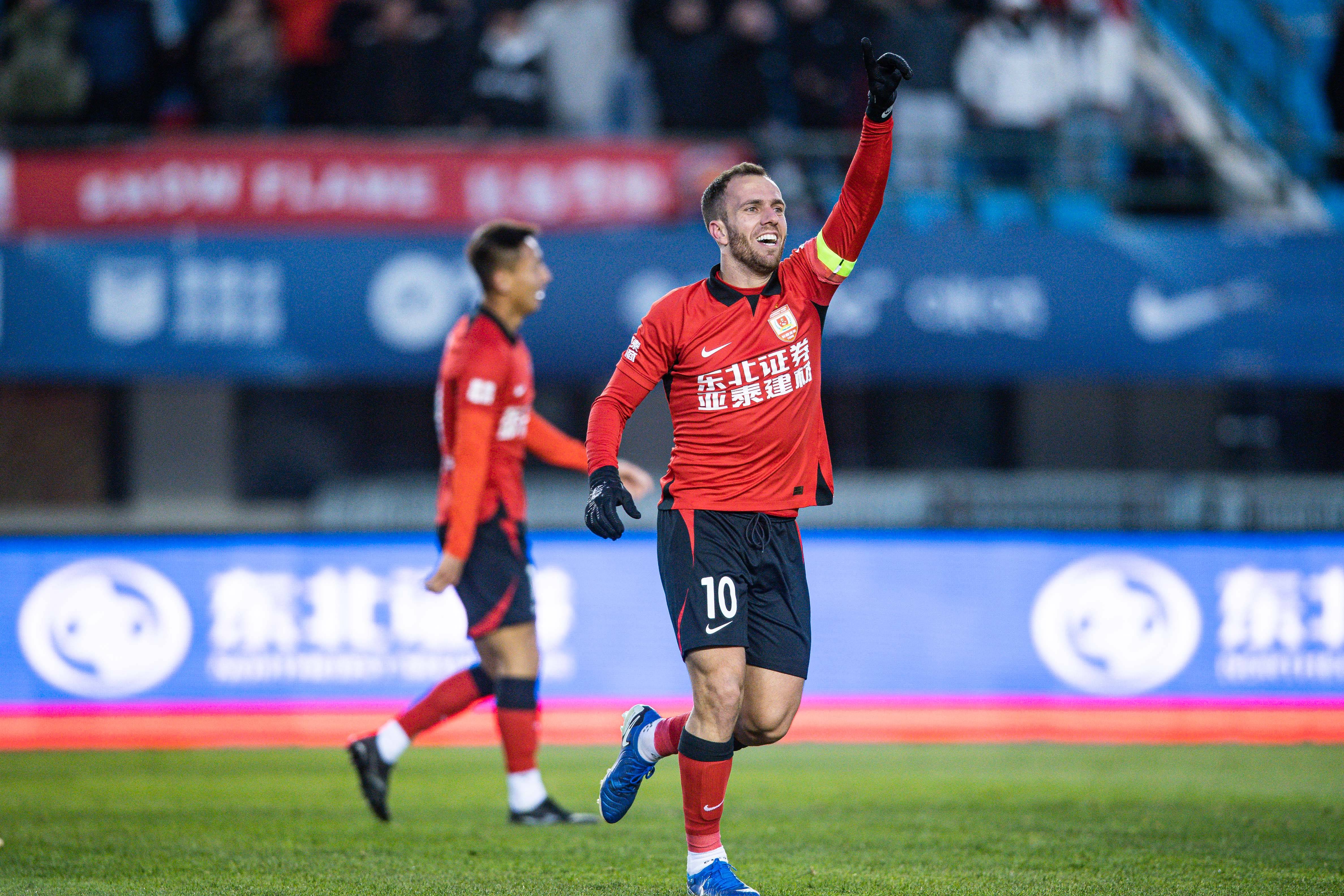 意外受伤！主力中场因伤缺席重要比赛-第1张图片-德信体育