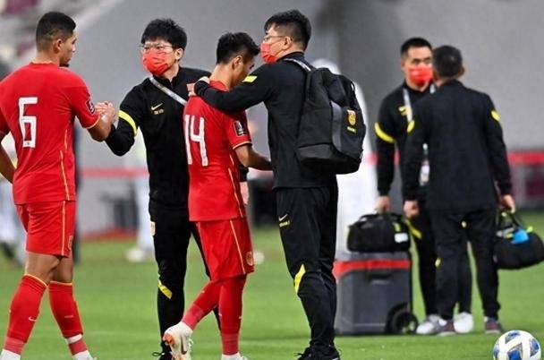 意外受伤！主力中场因伤缺席重要比赛-第2张图片-德信体育