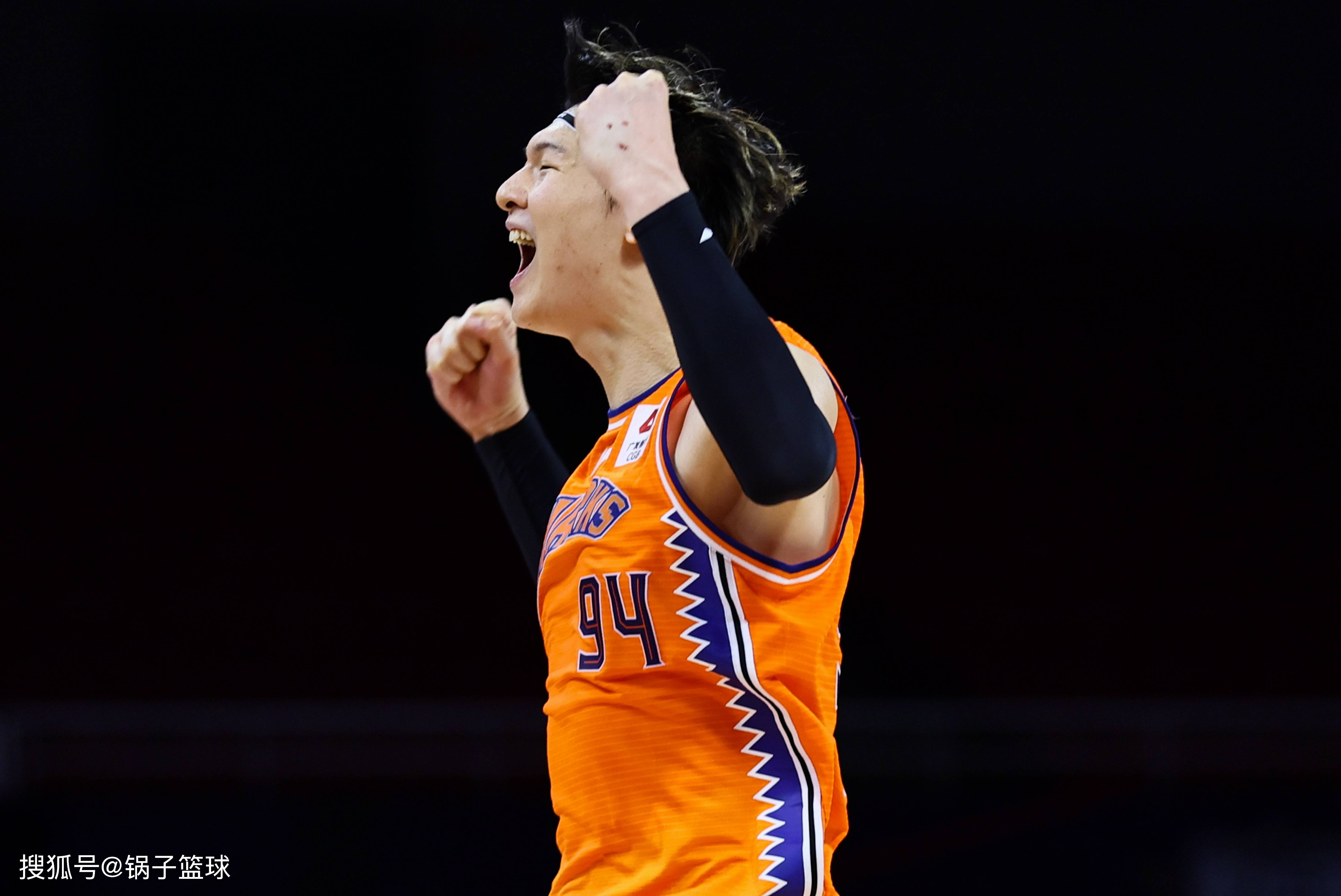 上海男篮客场逆转,终结连败-第2张图片-德信体育 上海男篮客场逆转,终结连败-第2张图片-德信体育