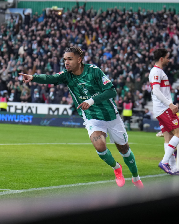 云达不莱梅球员在比赛中争夺胜利-第1张图片-德信体育 云达不莱梅球员在比赛中争夺胜利-第1张图片-德信体育