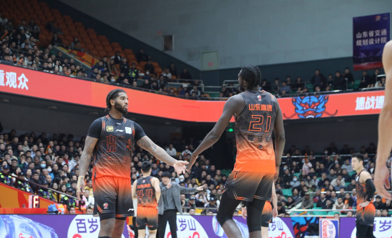 山东鲁能助阵送北控失利,目标冲击前八-第2张图片-德信体育 山东鲁能助阵送北控失利,目标冲击前八-第2张图片-德信体育