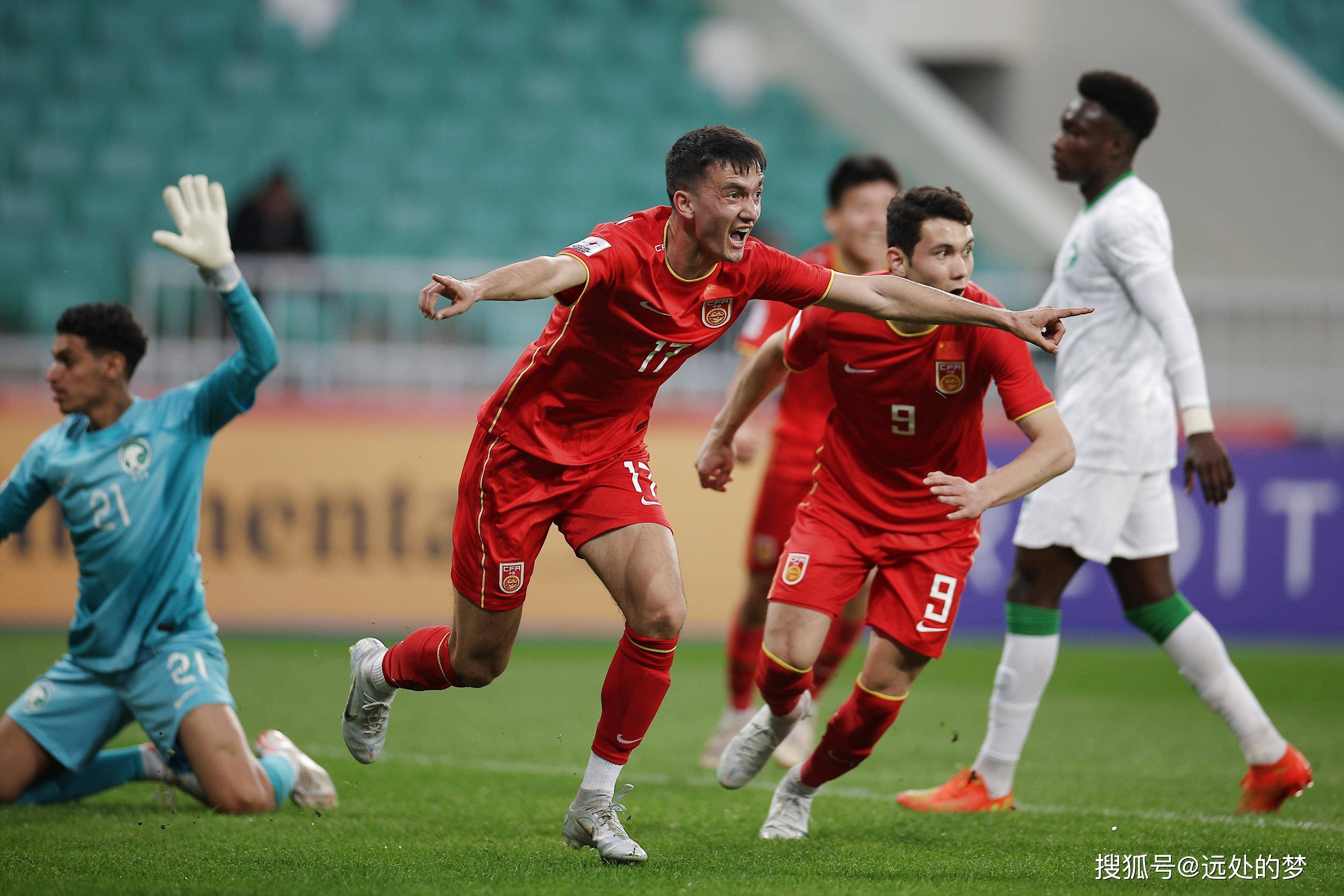 亚洲杯赛再掀狂潮,劲旅搅动战场震撼-第2张图片-德信体育 亚洲杯赛再掀狂潮,劲旅搅动战场震撼-第2张图片-德信体育