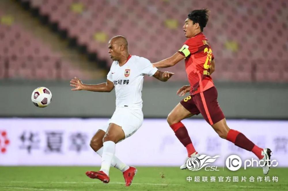 苏宁逆转战胜亚泰,继续保持次席-第1张图片-德信体育 苏宁逆转战胜亚泰,继续保持次席-第1张图片-德信体育