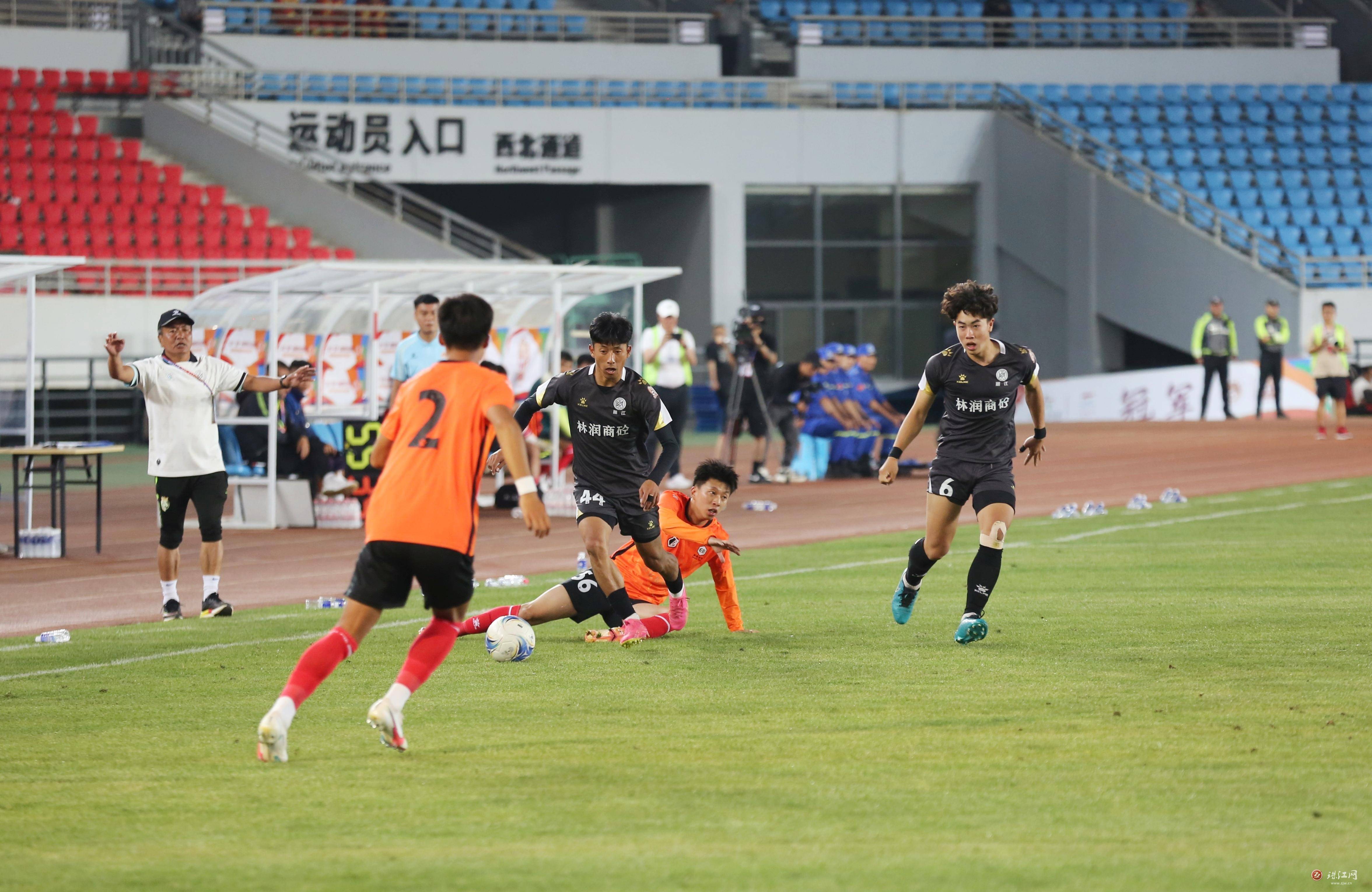 双方激烈比拼,关键一球定胜负-第1张图片-德信体育 双方激烈比拼,关键一球定胜负-第1张图片-德信体育