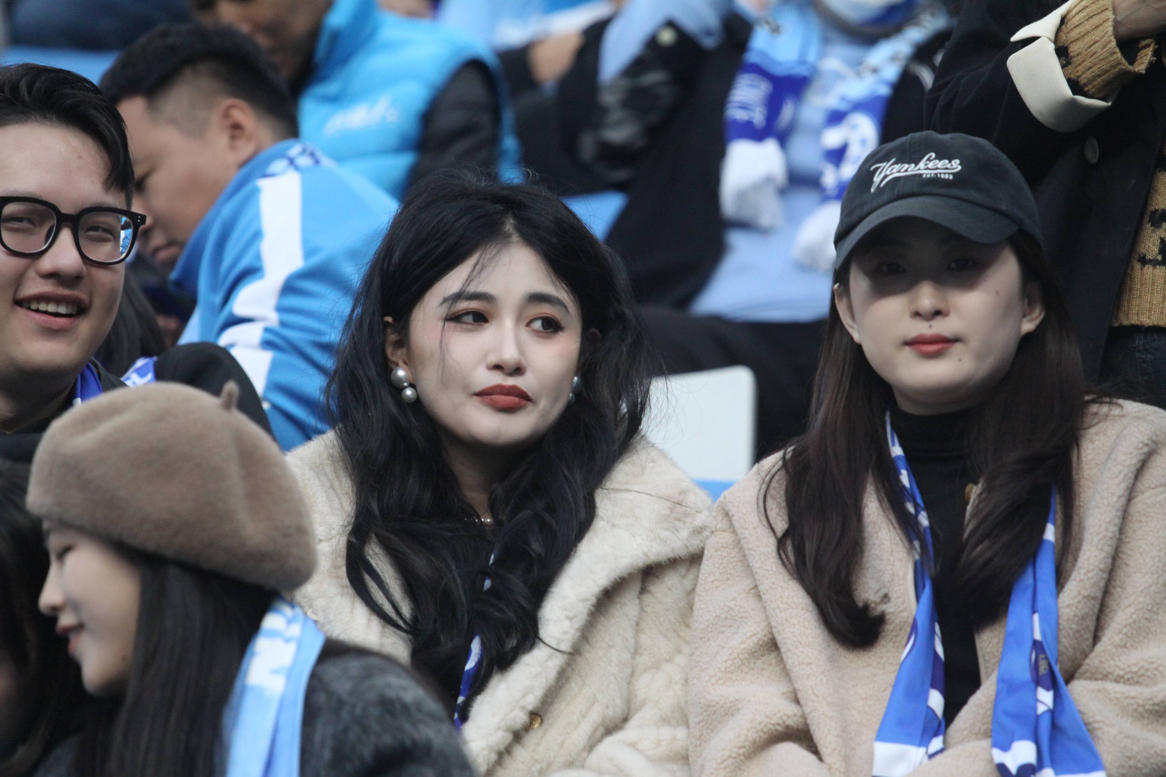 紧张比赛落幕,球迷热议赛场内外-第2张图片-德信体育 紧张比赛落幕,球迷热议赛场内外-第2张图片-德信体育