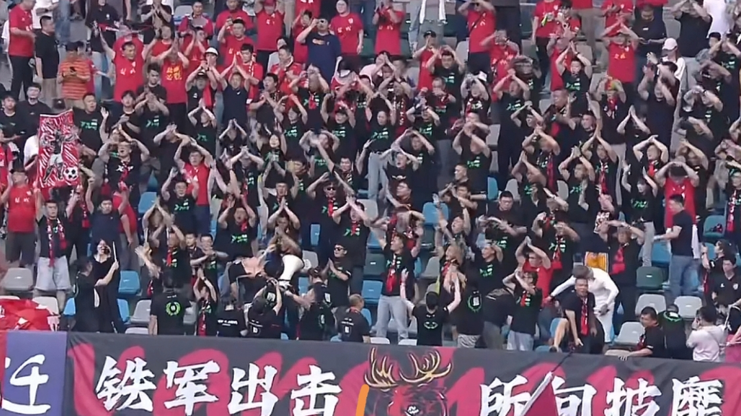 中国足球联赛再掀热潮,球员们为荣誉全力拼搏-第1张图片-德信体育 中国足球联赛再掀热潮,球员们为荣誉全力拼搏-第1张图片-德信体育