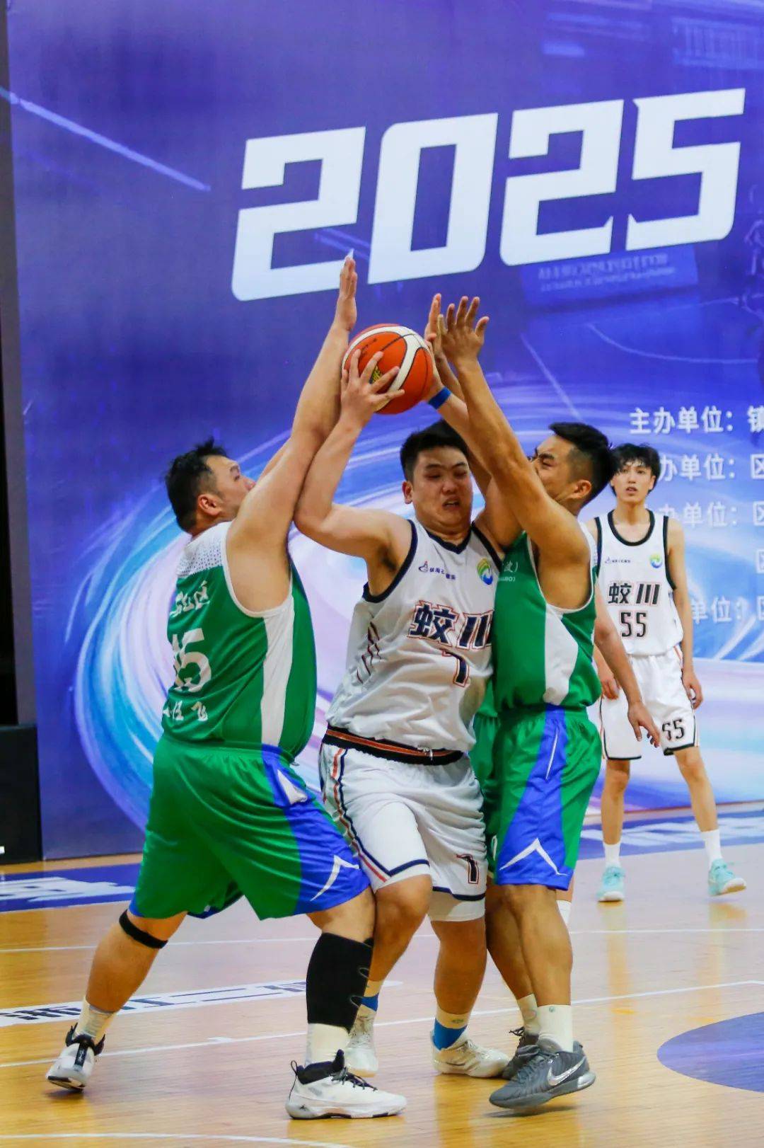 豪强球队在篮球职业联赛中全力拼搏-第1张图片-德信体育 豪强球队在篮球职业联赛中全力拼搏-第1张图片-德信体育